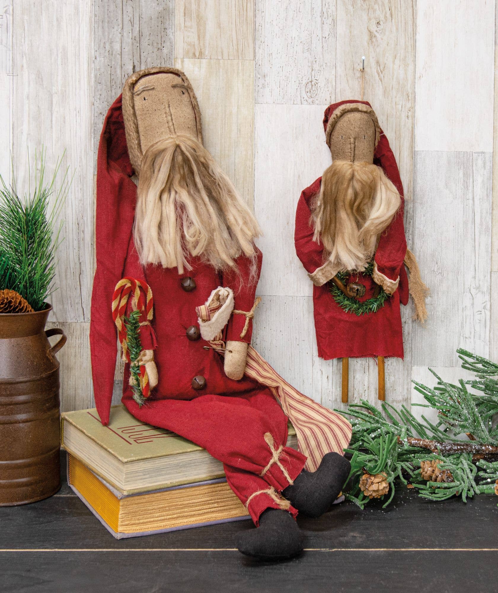 The Hearthside Collection - Venta al por mayor Decoración navideña - Muñeca de Papá Noel con bastones de caramelo y media2