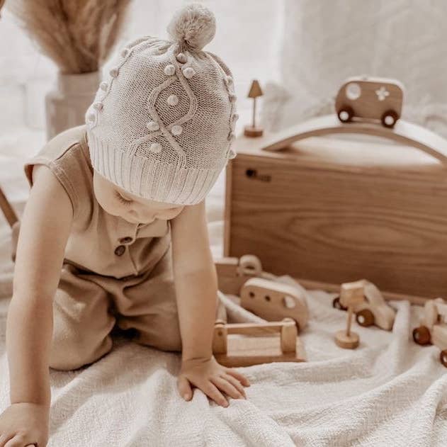 Q Toys – Großhandel Spielzeugset – Kinder – Holzspielzeug-Set mit 7 Mini-Fahrzeugen und Zubehör9