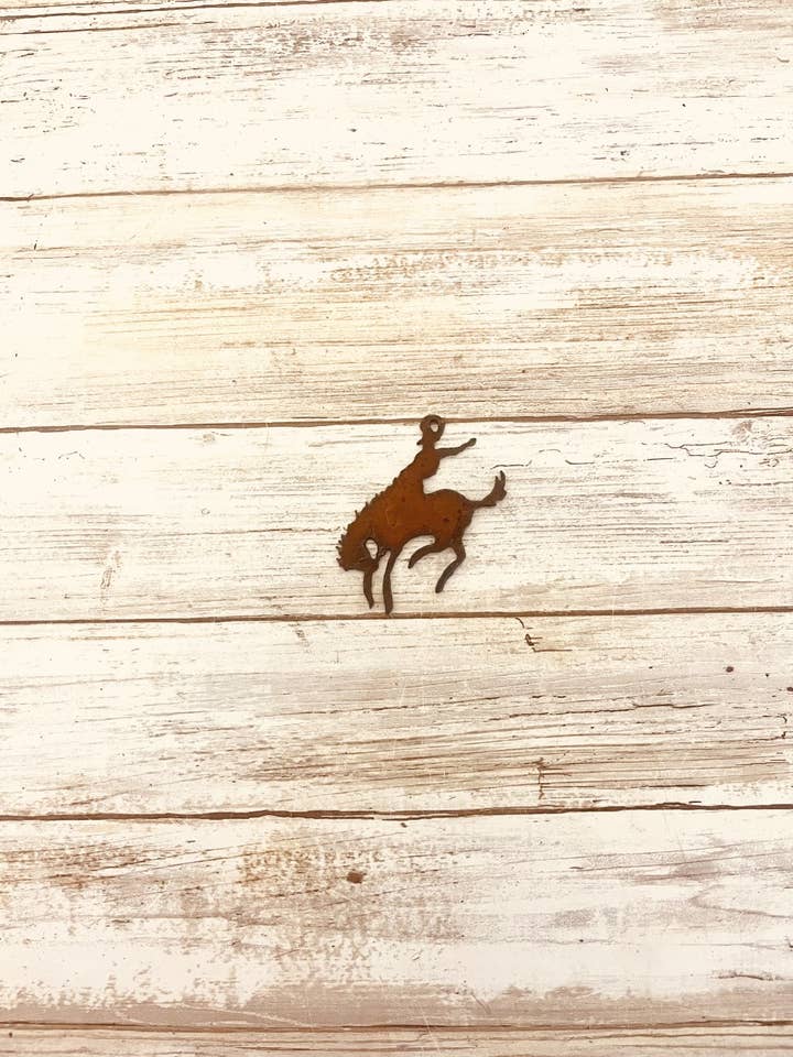 Ciondolo Charm Western Bronc Rider per la vendita all'ingrosso da parte di Universal Ironworks USA