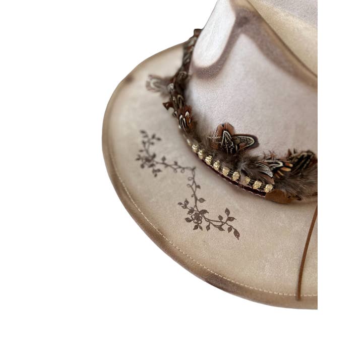 Wild Indigo - Vente Chapeau de cowboy – femme - Chapeau brûlé en suède végétal beige Wild Indigo avec motifs oiseaux et fleurs - style cow-boy western3
