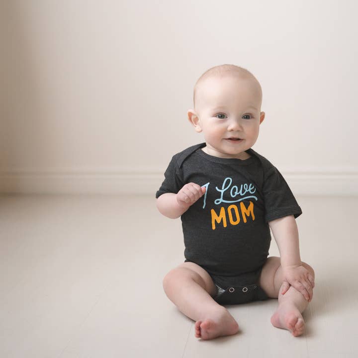 Sweetpea and Co. – Engroshandel Bodysuit - Baby – I Love Mom baby onesie, mors dag gave, babytøj10