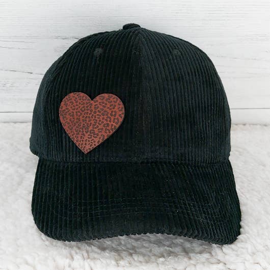 Chapéu Corduroy com remendo em couro leopardo coração por atacado de Trendy Tee Co.