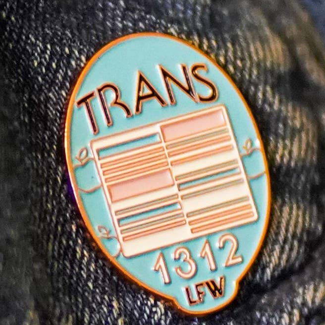 Trans Produce Pride Emaille-Anstecker für den Großhandel von Salted Fruit Shop