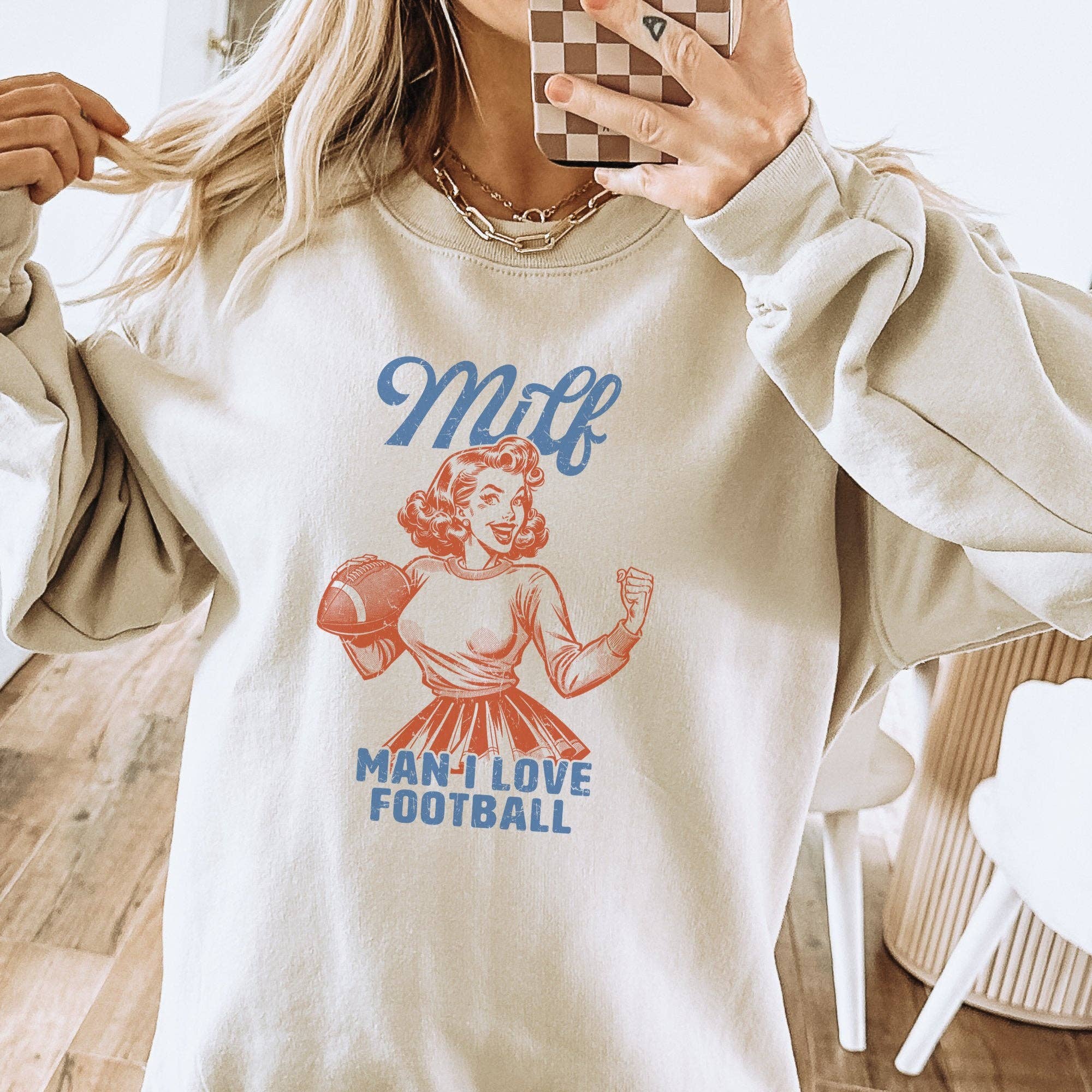 Trendznmore - Modern Graphic Apparel – Engroshandel Grafisk Sweatshirt - Dame – MILF Man I Love Fodbold Sjov Sweatshirt med rund hals1