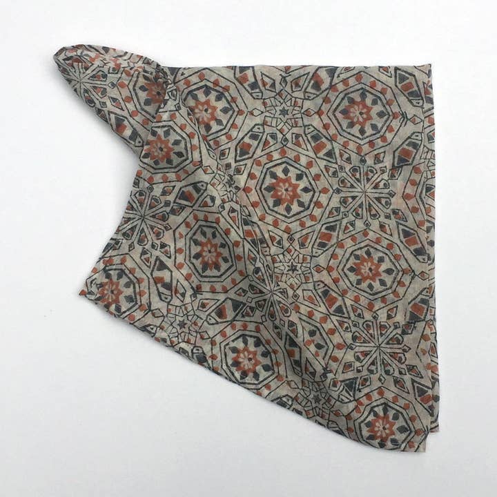 Bandana in blokprint, amberkleurig mozaïek van biologisch katoen voor wholesale door Mehera Shaw