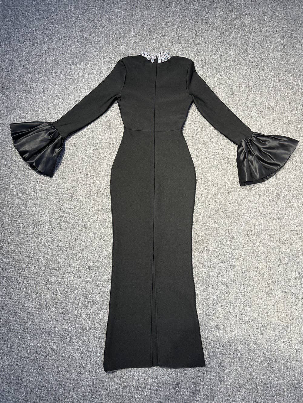 Nero DR073 Abito nero sofisticato con polsini svasati in diamante in vendita all'ingrosso su Faire10