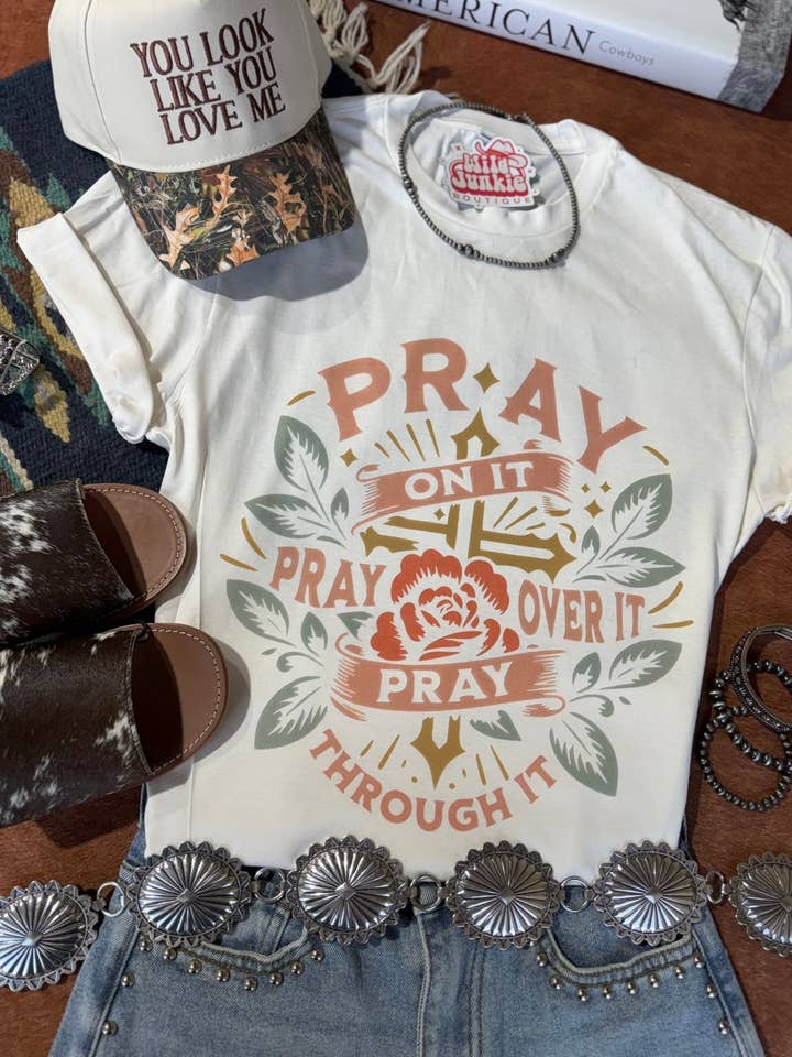 Camiseta Gráfica de Guerrero de Oración para venta al por mayor de Wild Junkie