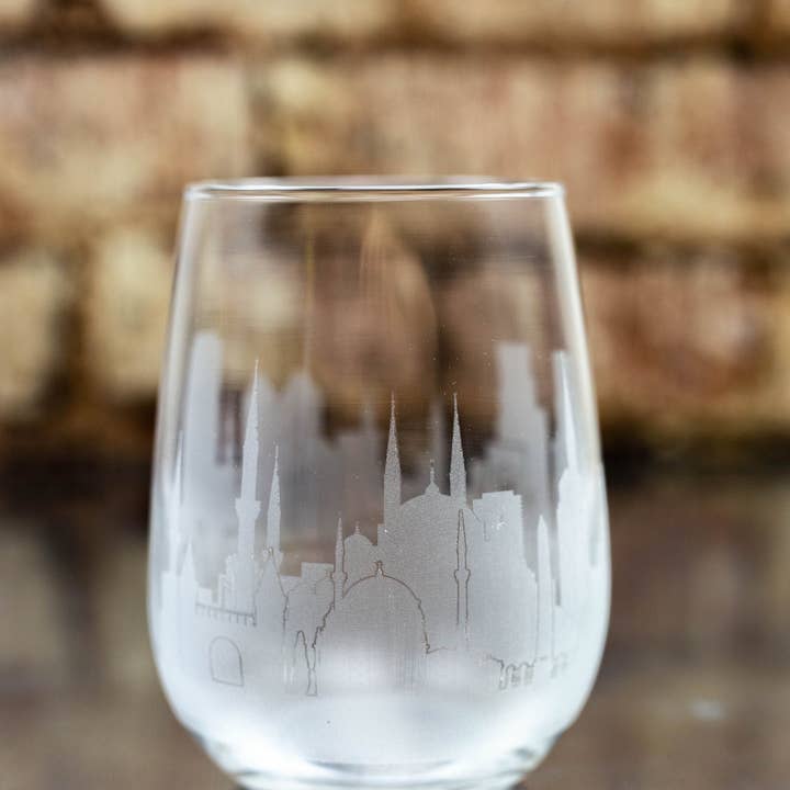 Verre à vin Skyline d'Istanbul, Turquie pour la vente par Urban & Etched