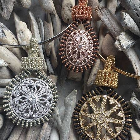 Collier avec cabochon Ziconia pour la vente par Mein Schatz