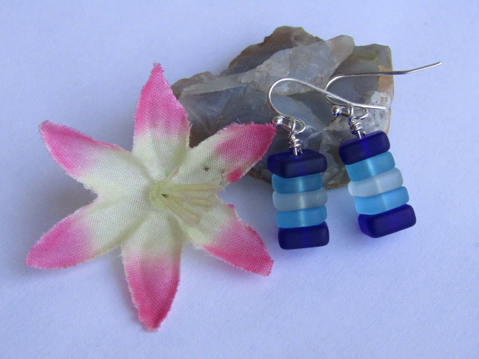 Bad Apple Designs - Venta al por mayor Pendientes colgantes - Pendientes apilados de piedras de cristal marino azul y blanco chapados en plata, para amantes de la playa, regalo para ella, pendientes únicos, minimalistas, naturales1