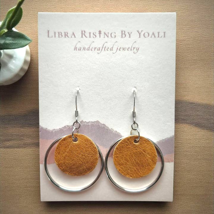 Carly in verwittertem braunem Leder für den Großhandel von Libra Ris↟ng By Yoali