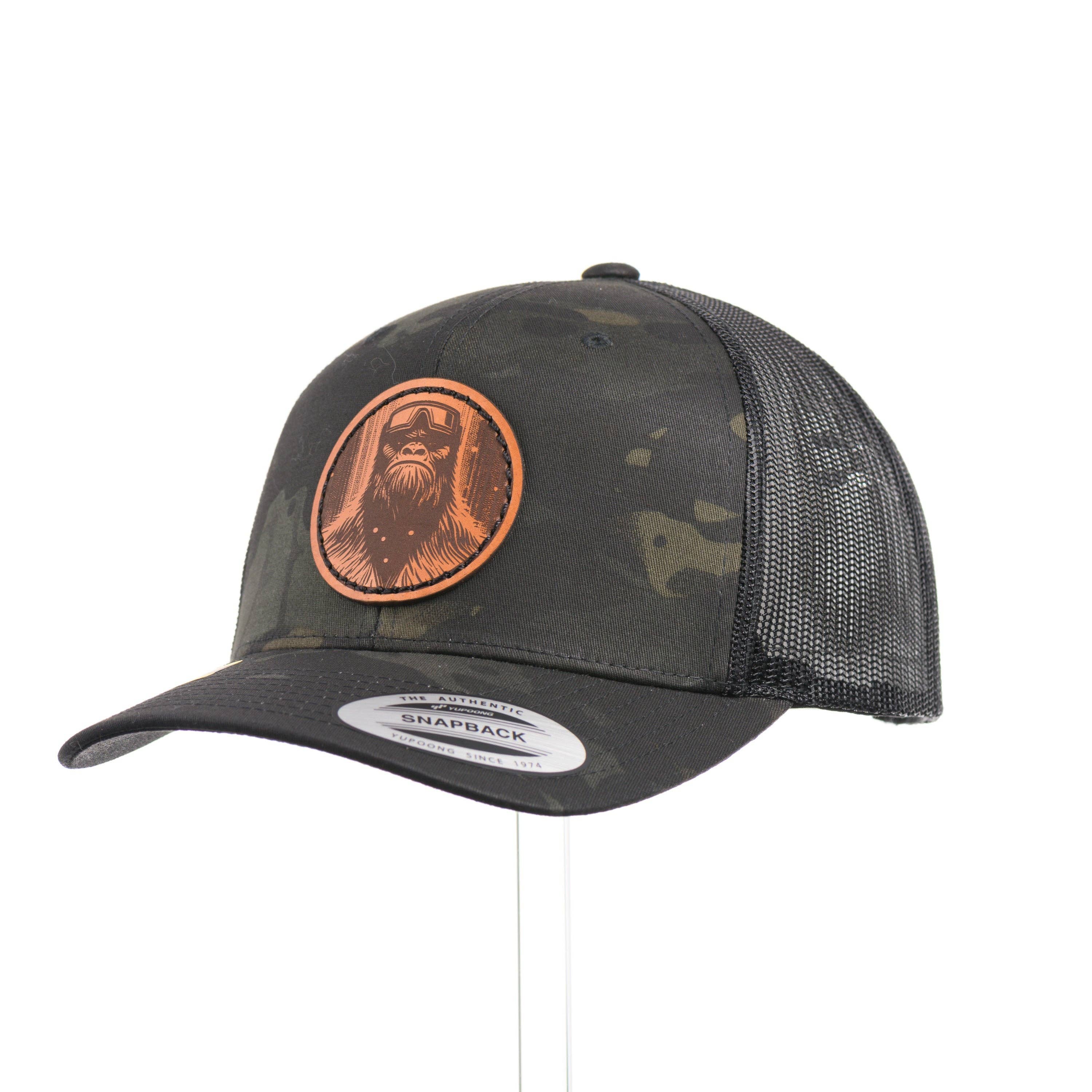 Last Best Supply Co – boné - Unissexo por atacado – Boné Trucker Camuflado Preto com Emblema de Couro Snowy Bigfoot1