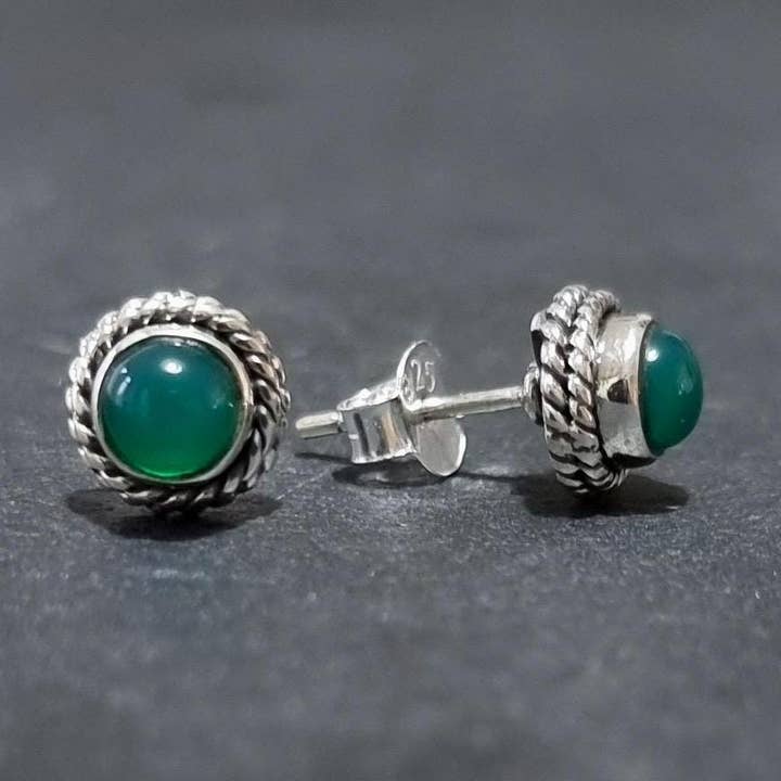 Boucles d'oreilles clous bohèmes en onyx vert – Cadeau de 7e anniversaire en argent sterling 925 pour la vente par Mistry Gems