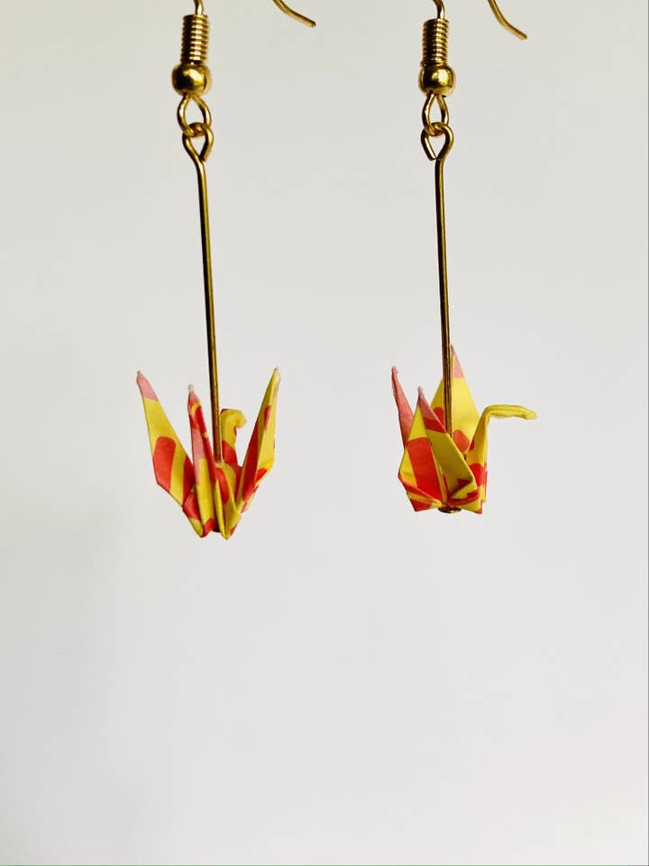 Boucles d'oreilles grue jaune et rouge pour la vente par Maya Joy in the World