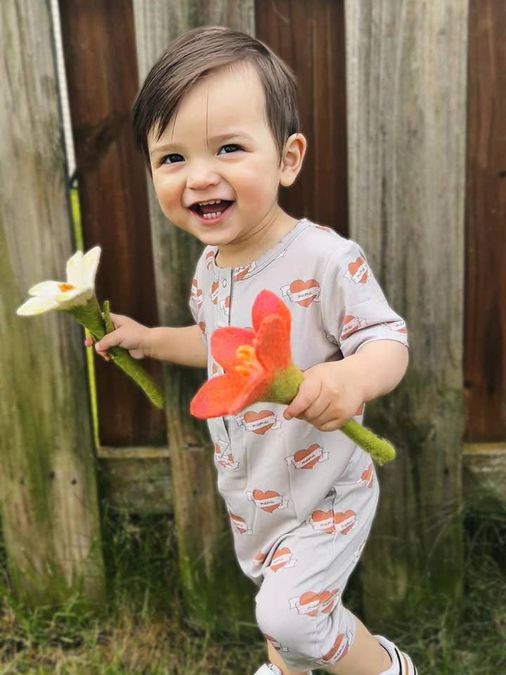 Little Joy Co. - Vente Barboteuse – bébé - Barboteuse Henley en bambou Mama Tattoo Hearts9