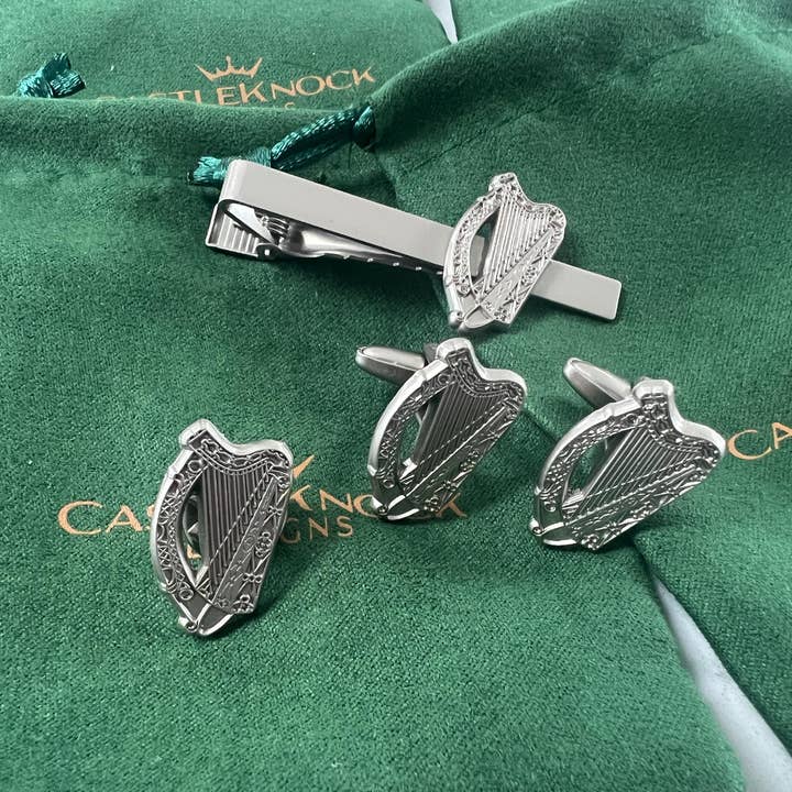 Boutons de manchette, pince à cravate et épingle de costume plaqués argent avec harpe irlandaise, accessoires élégants parfaits pour les mariages, les événements formels et les cadeaux irlandais attentionnés. pour la vente par CastleKnock Designs