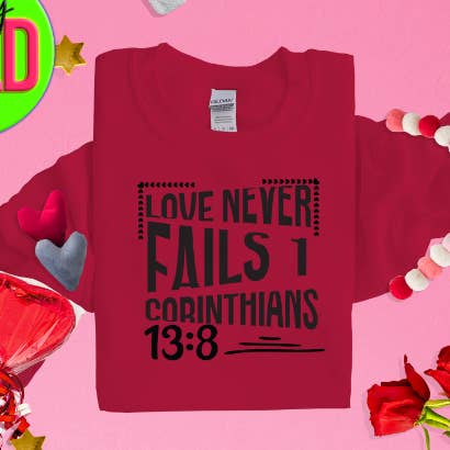 Chandail à encolure ras-du-cou Love Never Fails pour la vente par Stay Wild Gifts