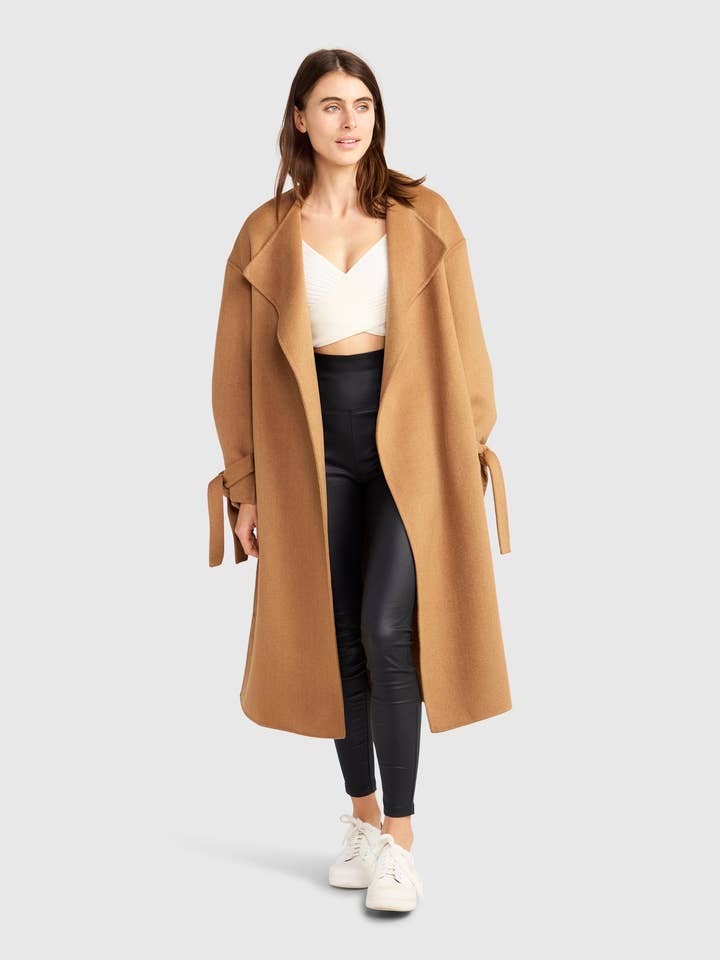 Peignoir sans col Head Over Heels - Camel pour la vente par belle & bloom