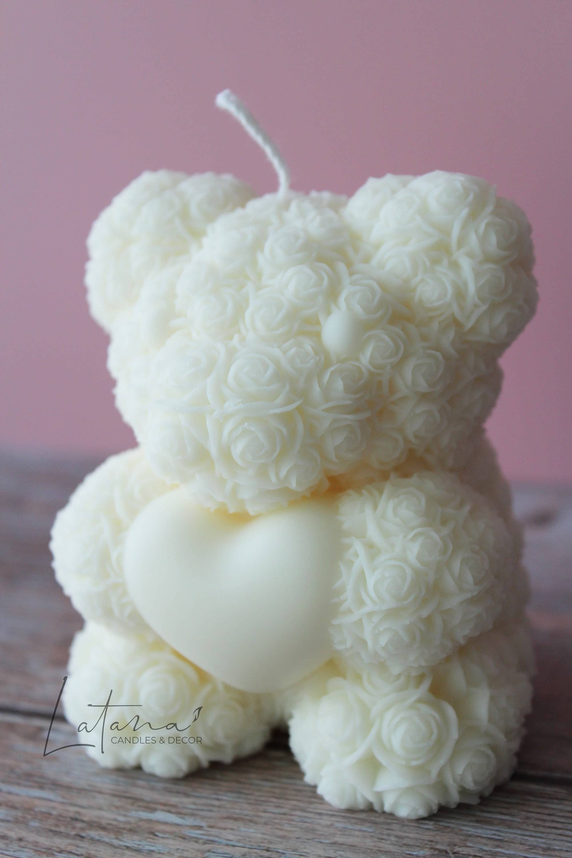 Latana Candles - Vente Bougies originales - Grande bougie ours en peluche avec cœur et motif de roses rouges6