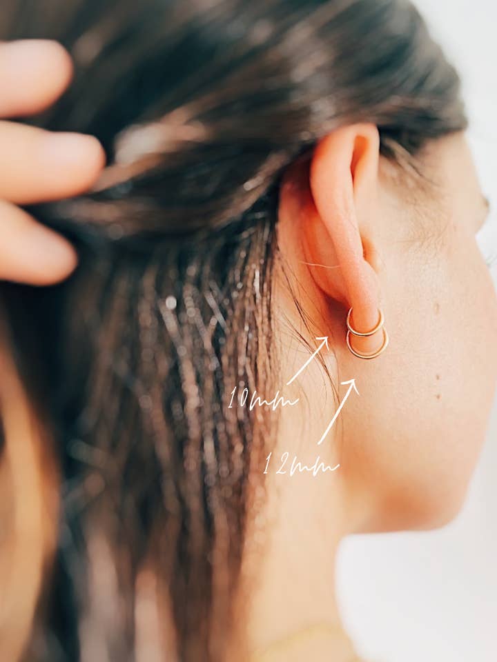 Créoles Sleeper Huggie pour la vente par Sydney Rose Co.