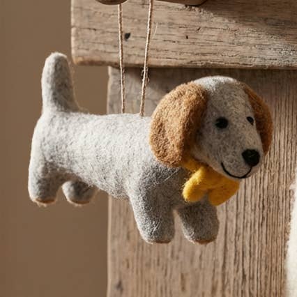Handgefertigte Deko zum Aufhängen: Filz-Dackel mit Fliege für den Großhandel von Felt So Good