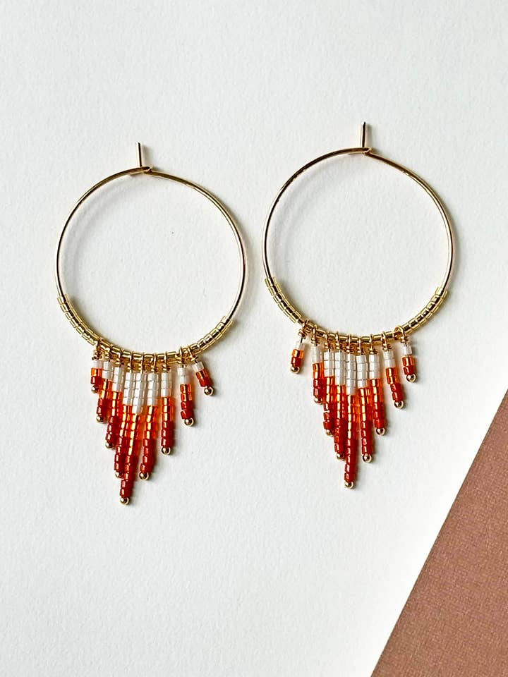 Boucles d'oreilles créoles à franges ombrées orange | Boucles d'oreilles d'automne pour la vente par Laura Stark Designs
