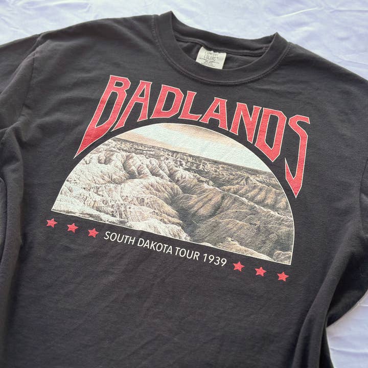 Chemise Badlands National Park pour la vente par Shannon Nichole Art