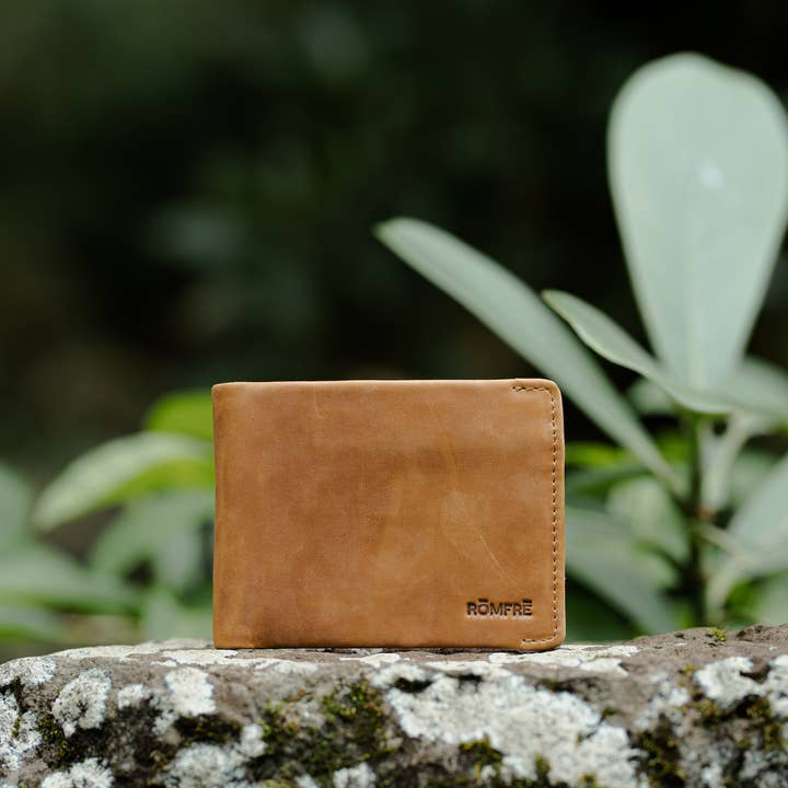 Pliage à deux volets Kailua pour la vente par Rōmfrē Travel Co.