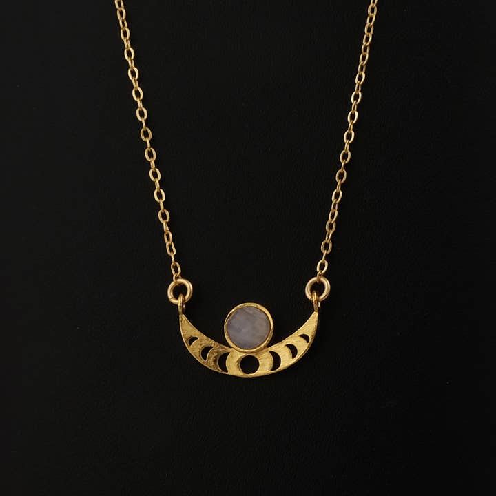 El Joyero – Großhandel Kette mit Anhänger/Charm – Regenbogen-Mondstein Designer vergoldete Mond-Halskette1