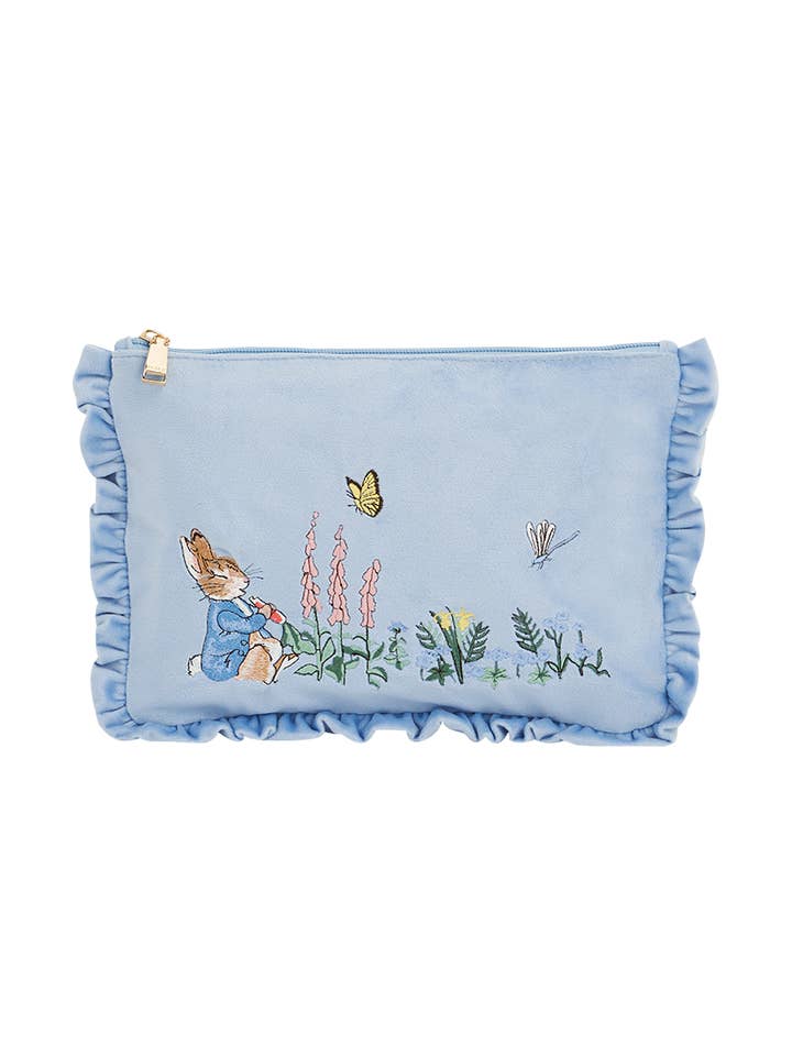 Fable England x Peter Rabbit — Pochette brodée en velours bleu pour la vente par Fable England