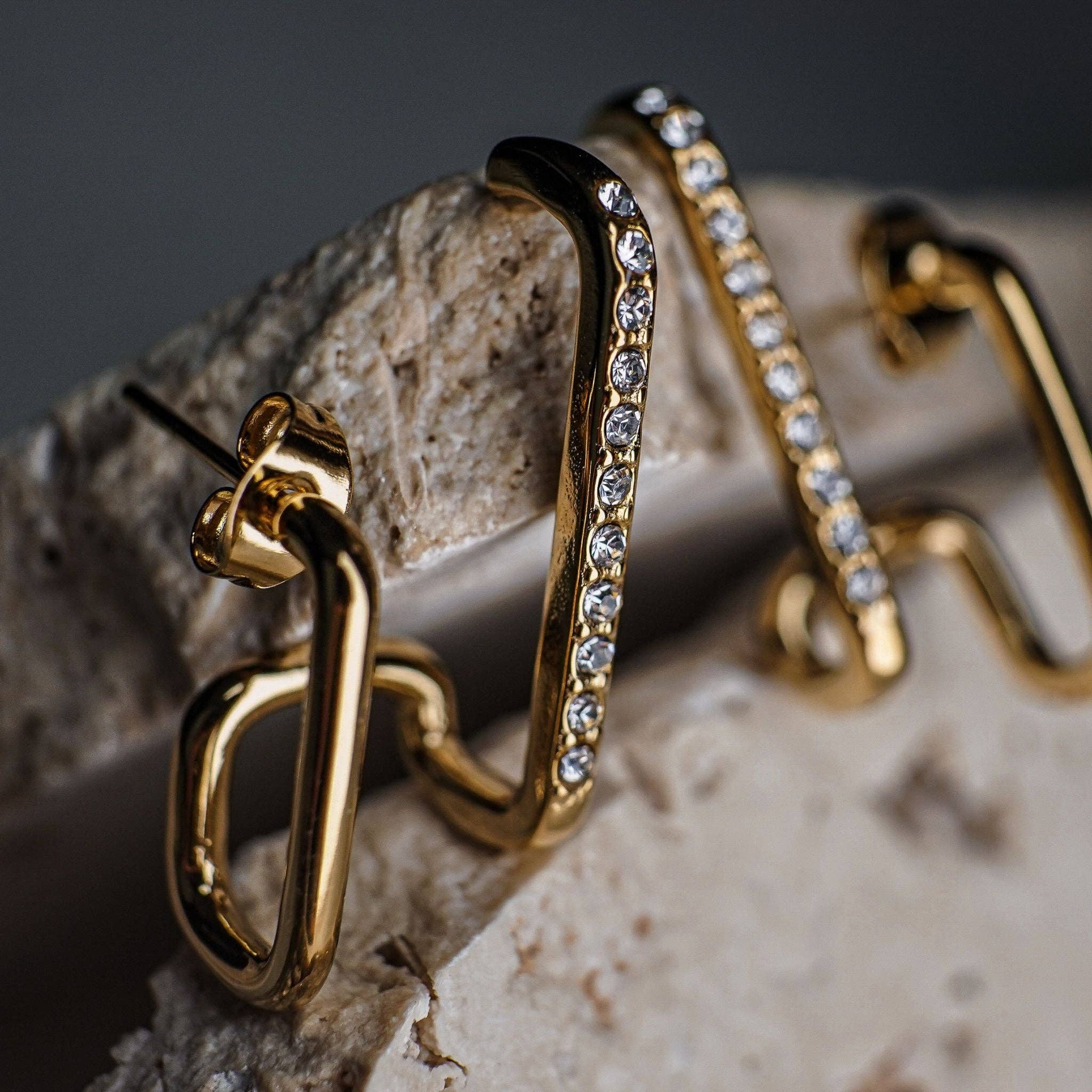 Faya & Co. – Großhandel Ohrhänger – Tamara Goldene Tropfenohrringe mit Kristallen besetzt2