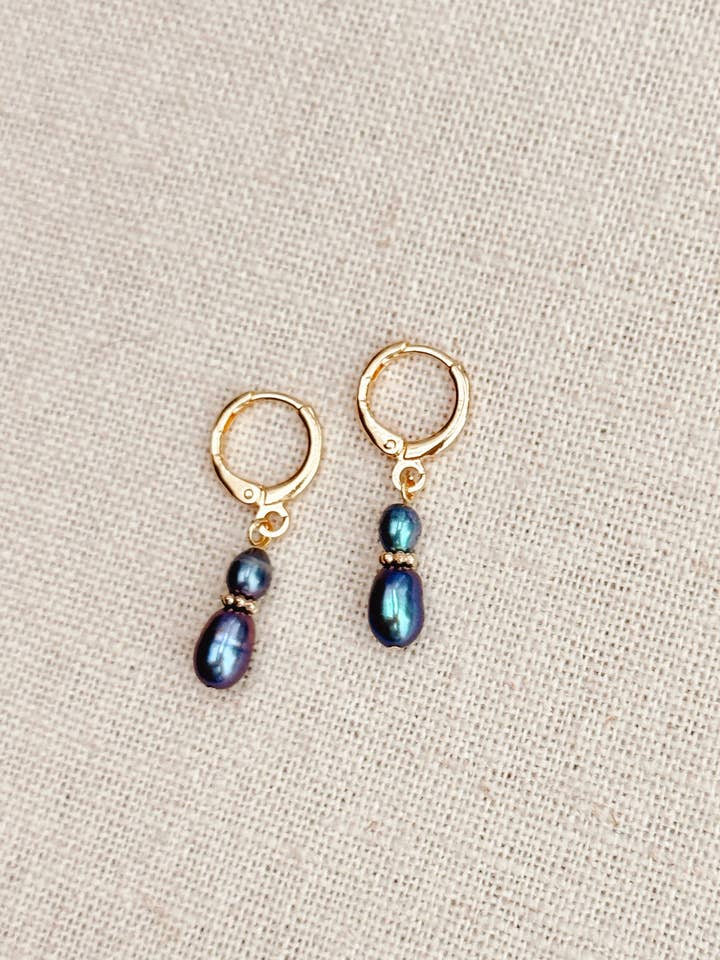 Boucles d'oreilles pendantes en perles d'eau douce dorées et bleues pour la vente par Gracie Rose Designs