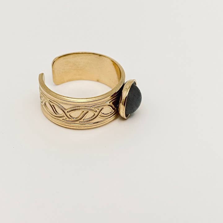 Mio Queena - Wholesale Ring met een steen/solitaire ring - Goudkleurige roestvrijstalen ring met natuurlijke steen - FGS/CS5