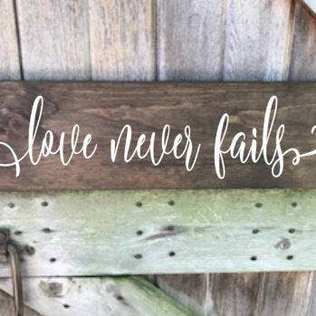 Panneau en bois Love Never Fails, décoration de chambre à coucher, décoration de mariage pour la vente par Gray Barn Creations