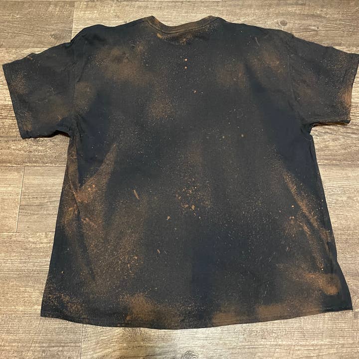 Squatchin’ Country – wholesale T-shirts med screentryck – Unisex – Bigfoot siluett T-shirt (svart)3