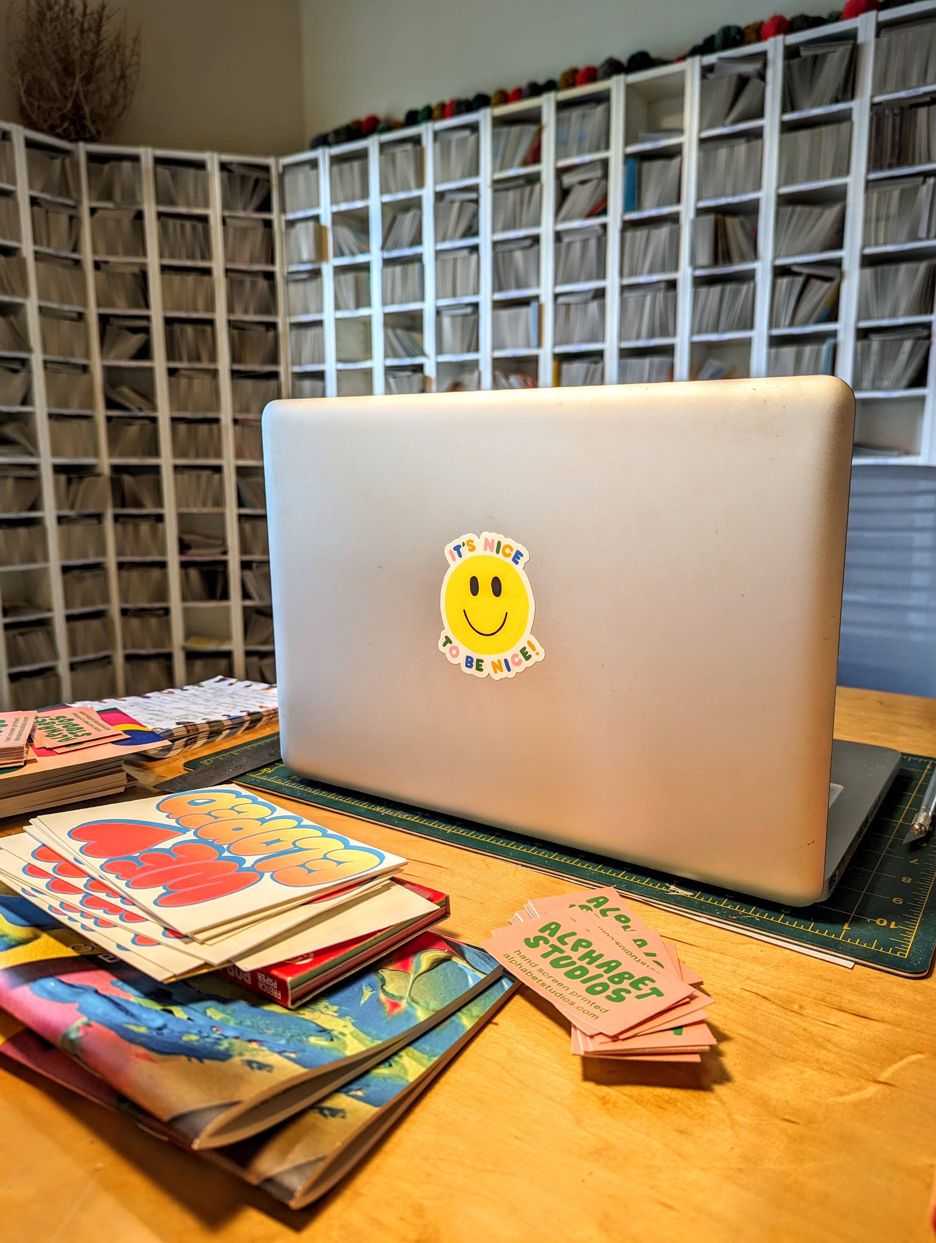 Alphabet Studios – Großhandel Aufkleber – „NICE TO BE NICE“ -AUFKLEBER2