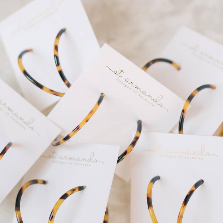 St Armands Designs of Sarasota – Großhandel Hoops – 1,25 Zoll dünne braune Schildkröten-Ohrringe1