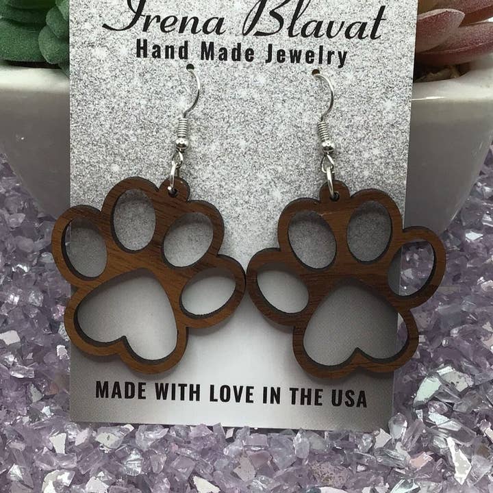 Hund Tass Trä Örhängen för wholesale av Irena Blavat Designs