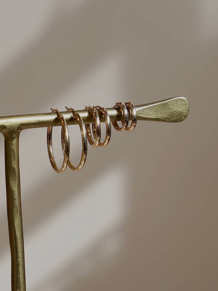 Petits cerceaux remplis d'or pour la vente par Katie Waltman Jewelry