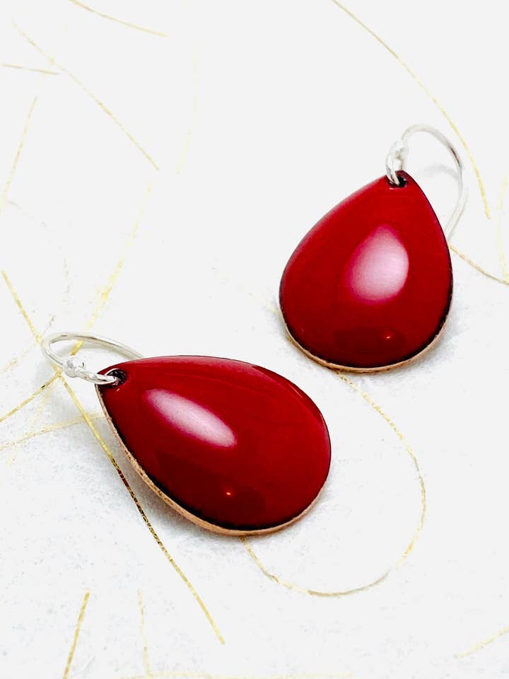 Petites boucles d'oreilles en forme de larme, verre émaillé rouge pour la vente par Magpie Mouse Studios