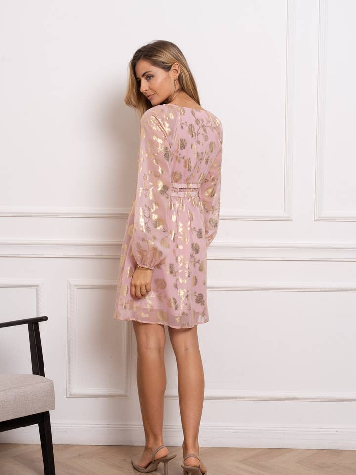 Kort KERRIA-klänning med guldblommigt tryck och långa ärmar för wholesale av LOVIE & CO