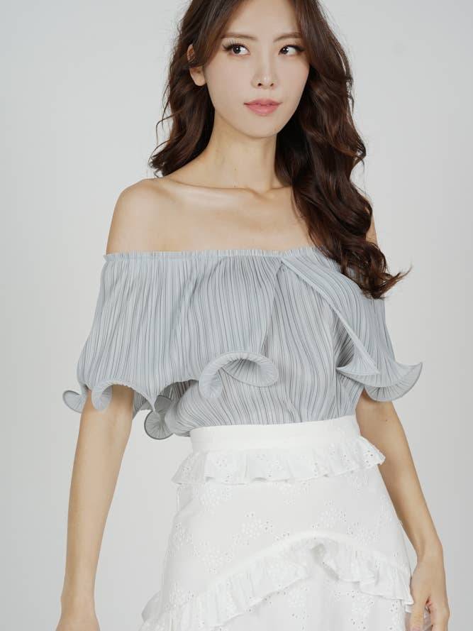 Top plissé à volants Jubi en bleu cendré pour la vente par MDS