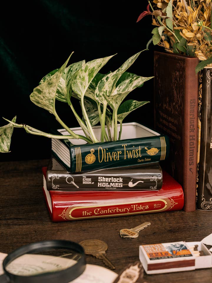 Jardinière en livres empilés, Sherlock pour la vente par Steel Mill and Co.