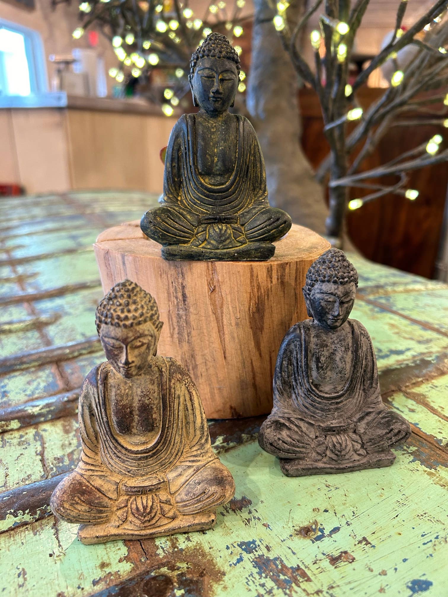 Asia West – wholesale Dekorativ statyett – Liten buddhafigur i grått/grönt/brunt2