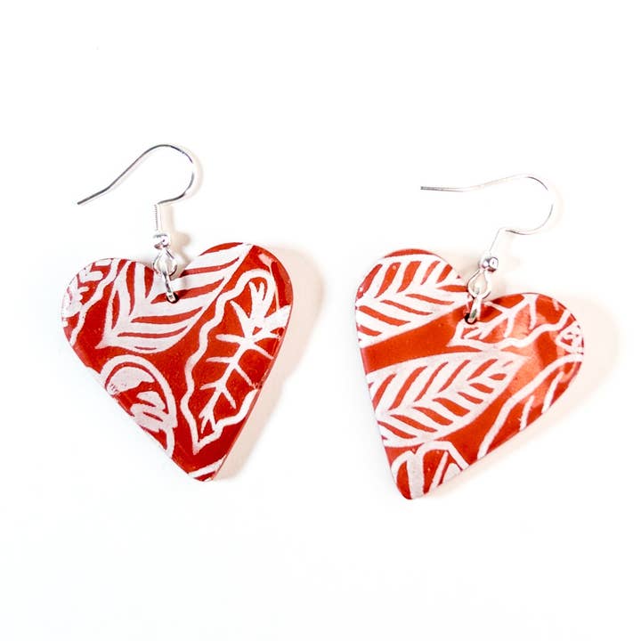 Orecchini a cuore con stampa botanica marrone terracotta per la vendita all'ingrosso da parte di Jess Adams Design