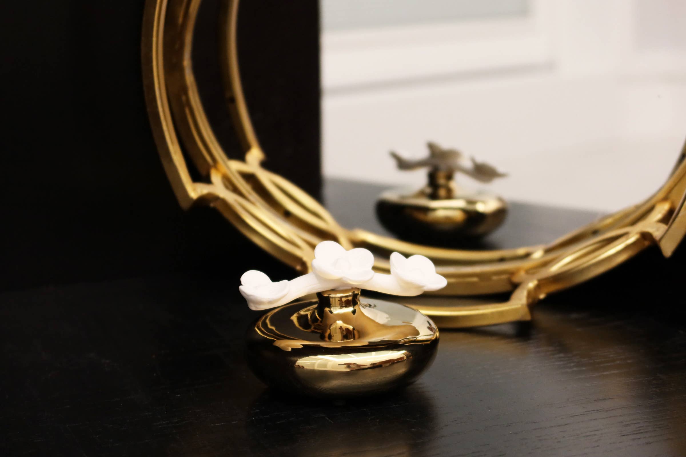 VIVIENCE - Wholesale Reed Diffuser - Circular Diffuser w/3 White Flowers, English Pears &Freesia1