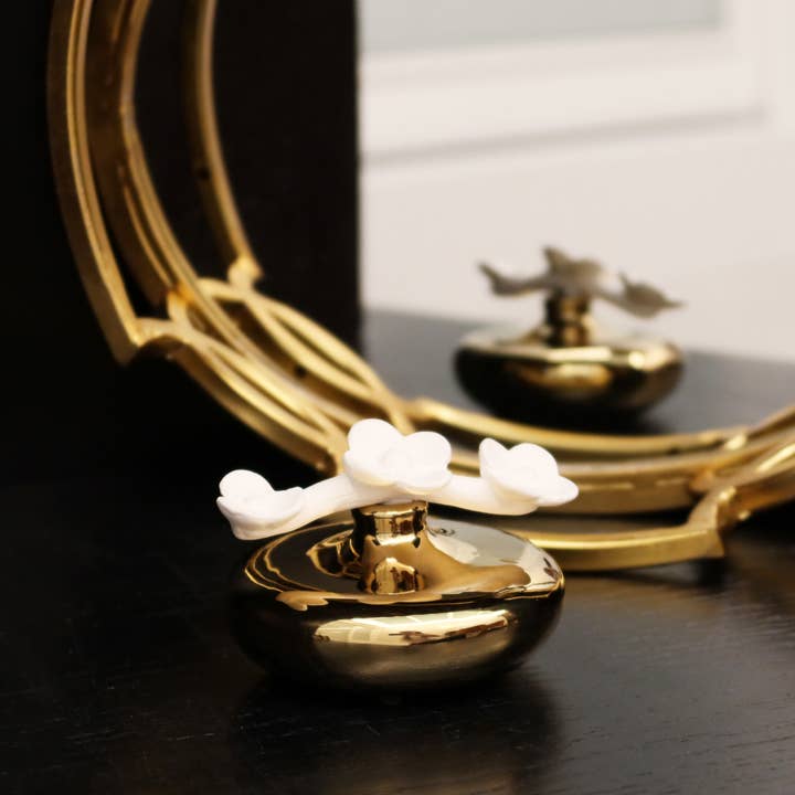 VIVIENCE - Wholesale Reed Diffuser - Circular Diffuser w/3 White Flowers, English Pears &Freesia1