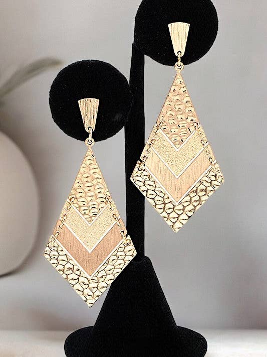 BRINCO RODADO EM CHEVRON LINK MARTELADO por atacado de Andrea Bijoux