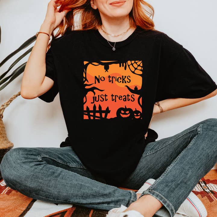 Halloween T-shirt No Tricks Just Treats pour la vente par Emogifts