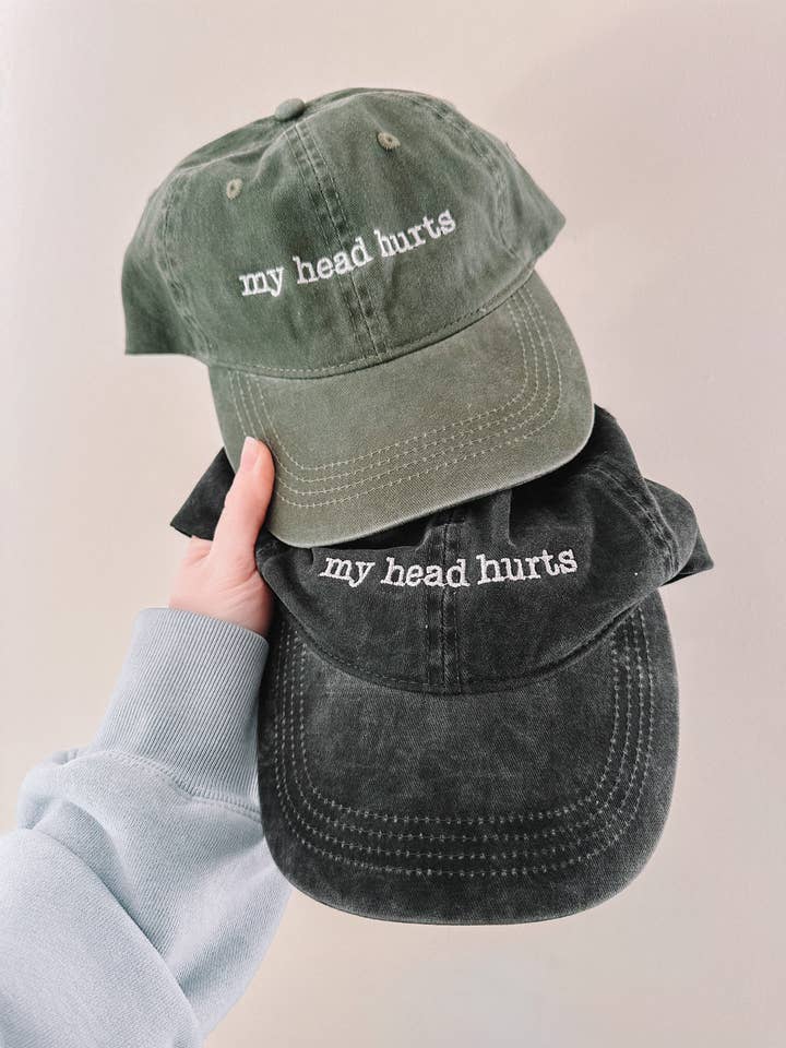 My Head Hurts broderet baseballkasket for engroshandel hos Tired Girl Apparel